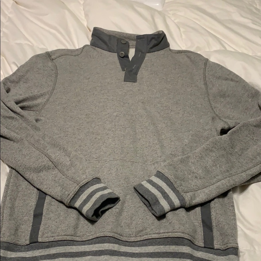 Men’s Lululemon Pulliver with pocket.